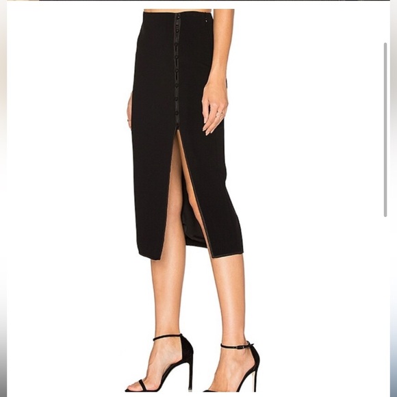 Cinq à Sept "Farrow" skirt with tonal trim; covered buttons; slit. Size 0 - Picture 8 of 9